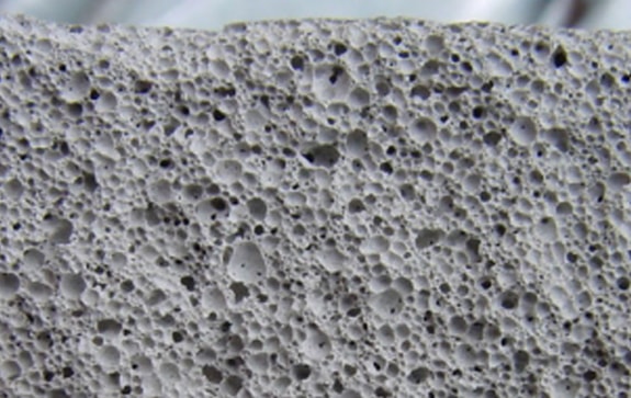 Detalhe de um bloco de concreto celular.