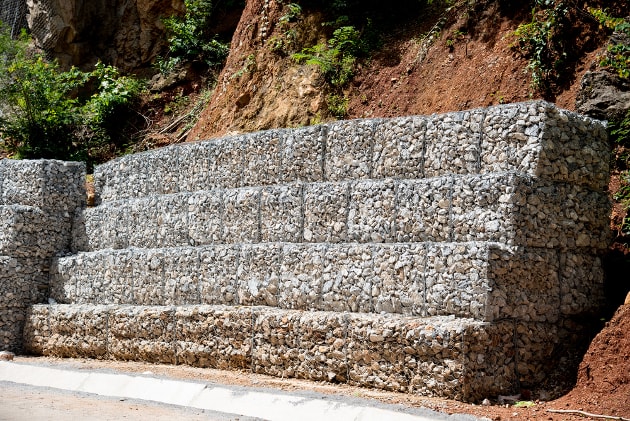 A malha / tela de arame é usada para segurar pedra e pedra. parede de pedra.